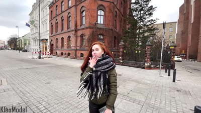 ප්‍රසිද්ධ පිකප්: රූමත් ගැහැණු ළමයෙක් iPhone එකකට කෙලවාගෙන ඇගේ පුකේ හිරිවැටෙයි. ක්ලියෝ මොඩල්