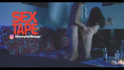 හුරුබුහුටි පාසල් සිසුවිය ඇගේ පෙම්වතා සමඟ